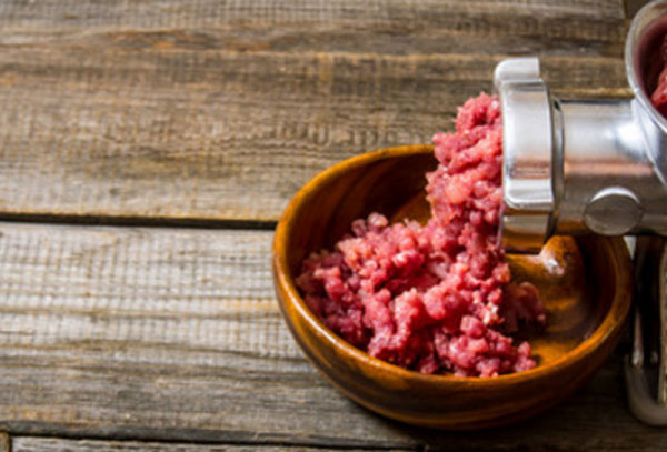 Перемалывание мяса на мясорубке