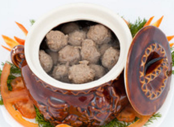 Свареные фрикадельки в горшке