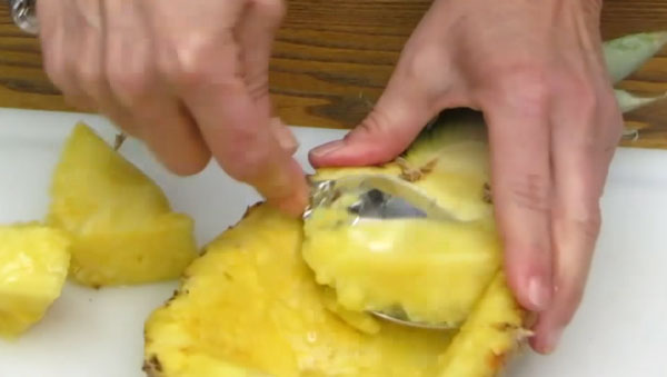 Вырезание мякоти из половины ананаса