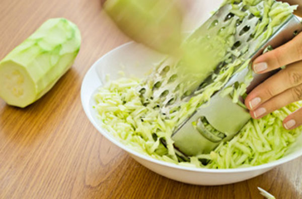 Натирание кабачка на крупной терке