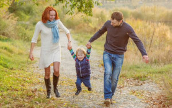 Семья на прогулке в осеннем лесу