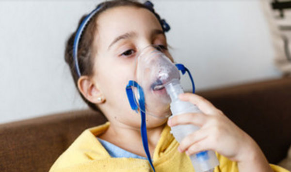 Девочка с кислородной маской