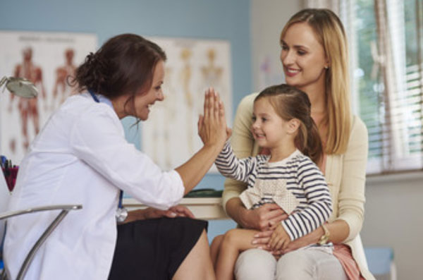 Девочка с мамой на приеме у врача