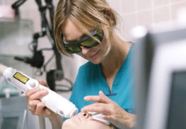 Специалист делает лазерную шлифовку