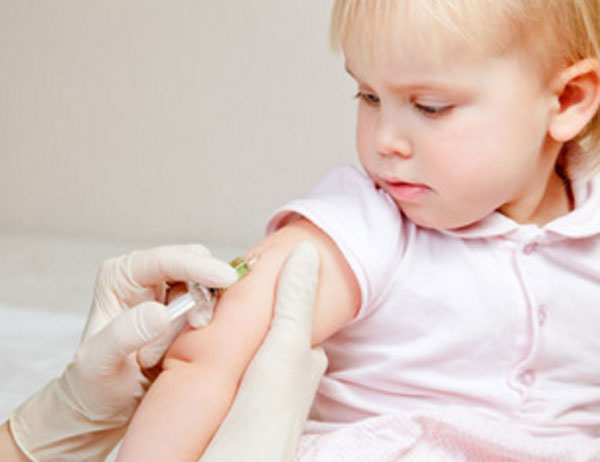 Девочке делают прививку