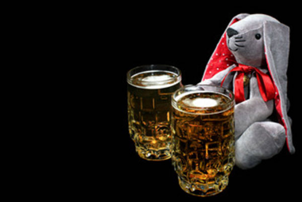 Мягкий заяц. Рядом два бокала пива