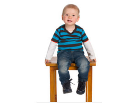 Мальчик в качестве наказания сидит на стуле