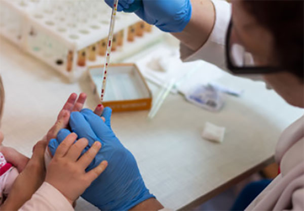 У ребенка берут кровь на общий анализ