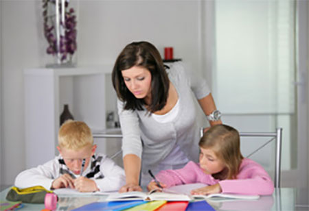 Мама объясняет своим детям, как нужно писать