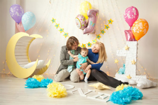 Папа, мама с дочкой. Комната украшена по случаю первого года рождения