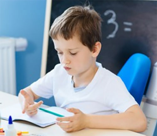 Мальчик считает на пальцах