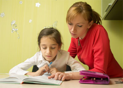 Мама с дочкой разбирают слова в учебнике