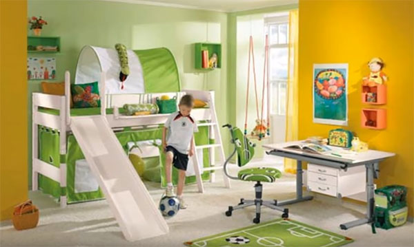 Стены в комнате оранжевого цвета, а весь декор салатновый