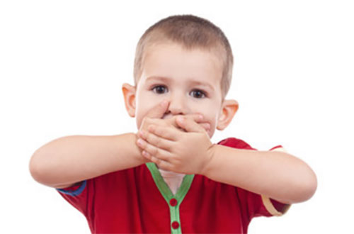 Ребенок закрывает рот двумя руками