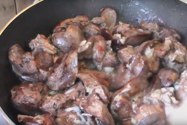 Печень с луком на сковороде