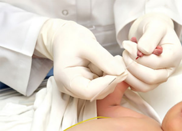 У грудничка берут кровь на анализ