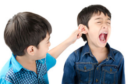 Мальчик тянет другого за ухо