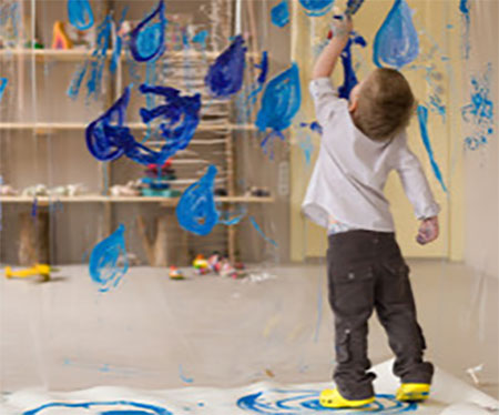 Ребенок рисует на стекле