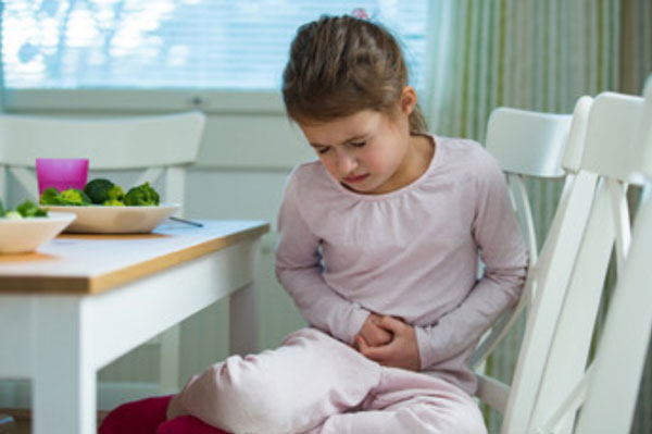 Девочку скрутило от боли в животе