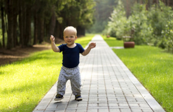 Ребенок на прогулке