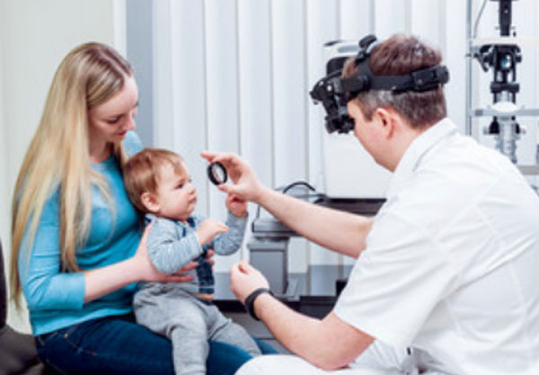 Ребенок с мамой на приеме у окулиста