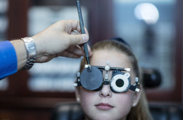 Девочке проверяют зрение