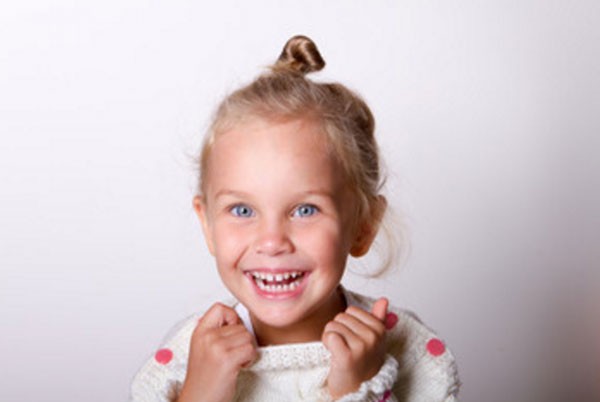 Счастливая девочка чему-то радуется