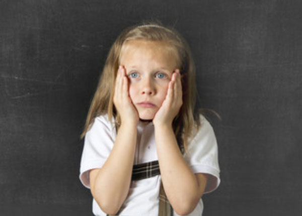 Девочка расстроена. Положила руки себе на щеки