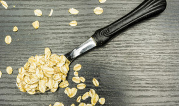 Чайная ложка с сырой овсянкой