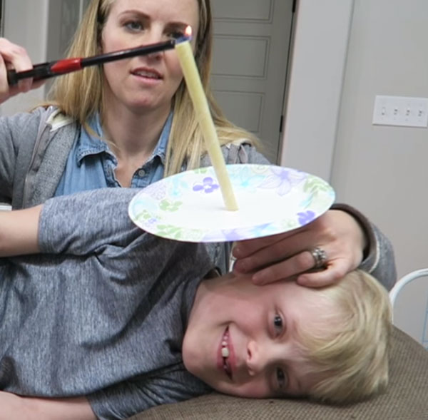 Мальчику вставили в ухо свечку. Мама ее поджигает