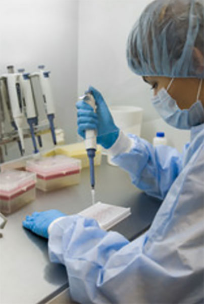 Женщина проводит лабораторное исследование