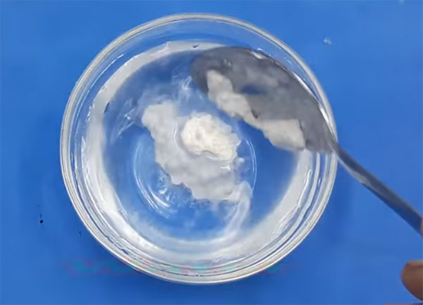 В воду добавляют соду