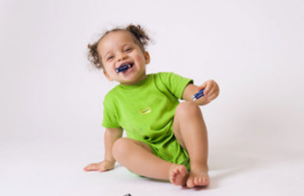 У девочки во рту батарейка