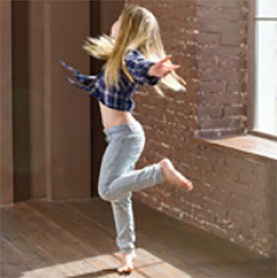 Девочка танцует