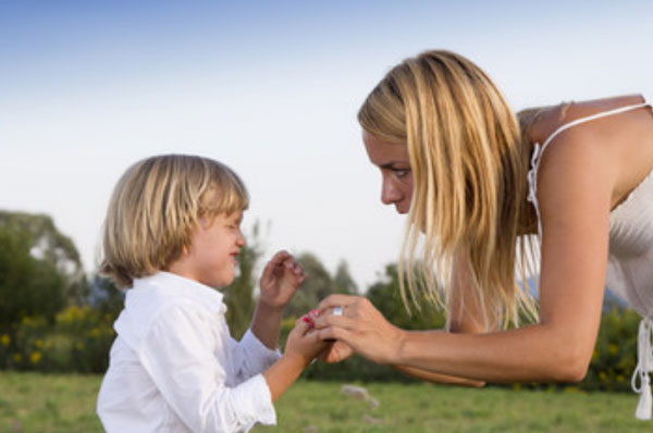 Мама трогает руку ребенка, который плачет