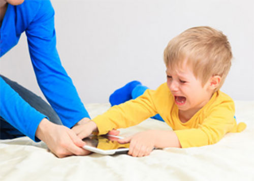 У ребенка пытаются забрать планшет а он не хочет отдавать