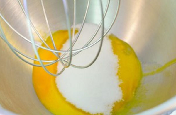 Желтки смешивают с сахаром