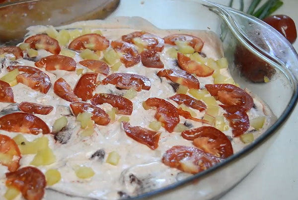 Выкладывание перца и помидор по поверхности формы