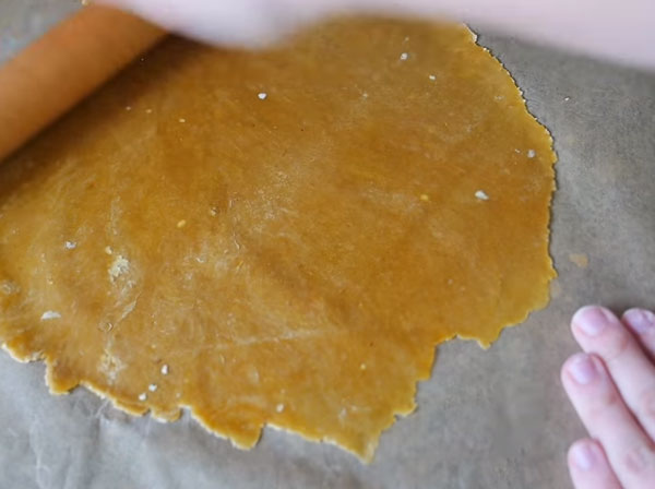 Раскатывают корж