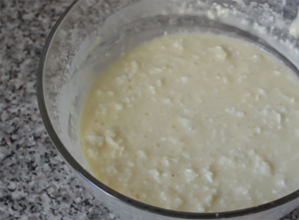 Яйца, вымешанные с творогом и манкой
