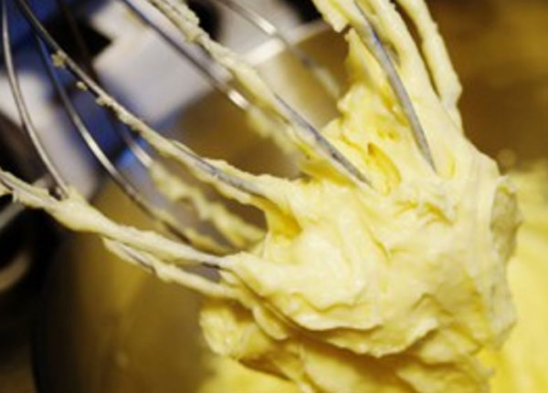 Тесто взбивают миксером