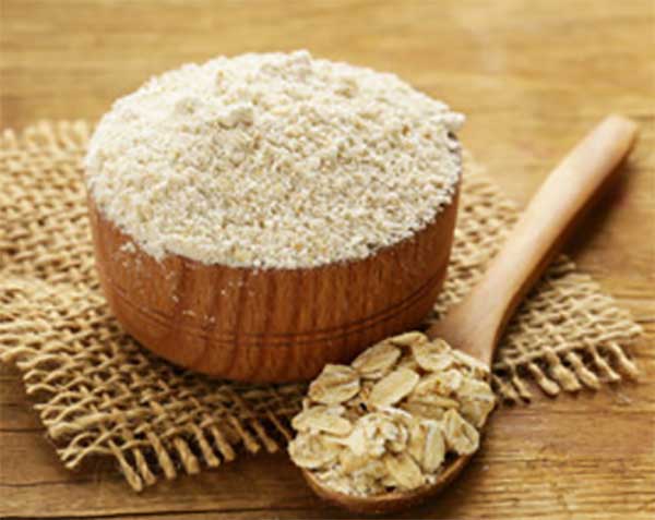 Овсяная мука и ложка с хлопьями