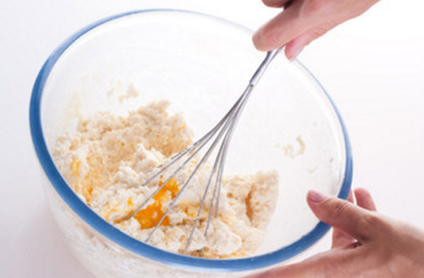 Вымешивают тесто