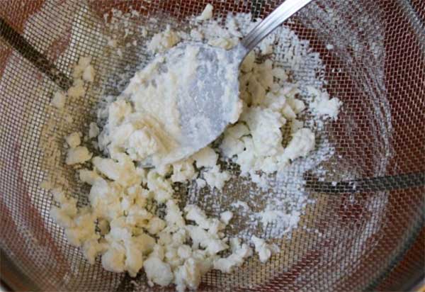 Творог перетирают через сито