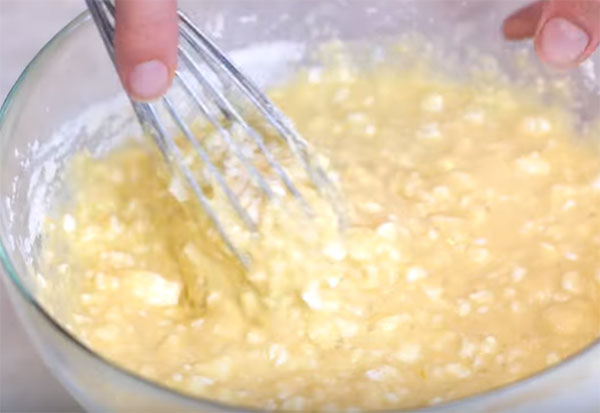 Творог взбивают с яйом