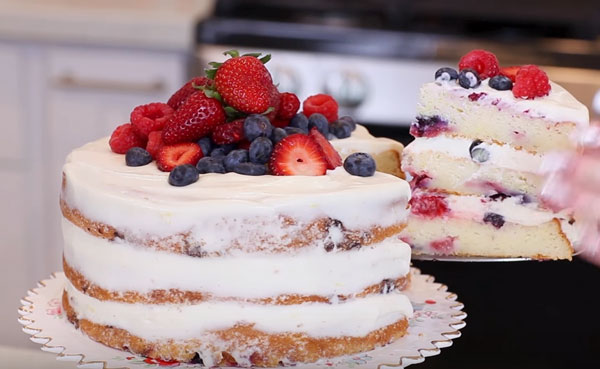 Готовый торт с отрезанным кусочком