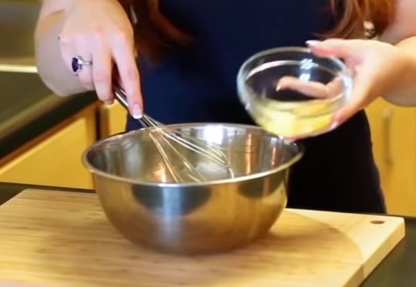 Вливают яйцо