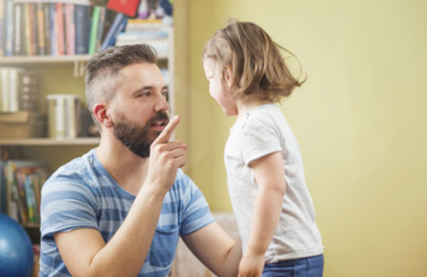 Папа кричит на дочку, ругает ее