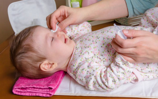 Грудному ребенку капают глаза