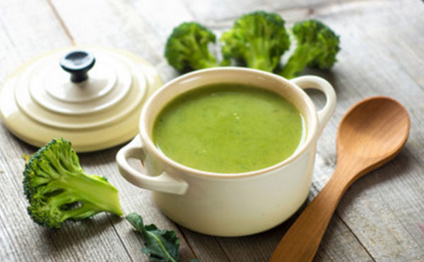 Суп из брокколи в кастрюле